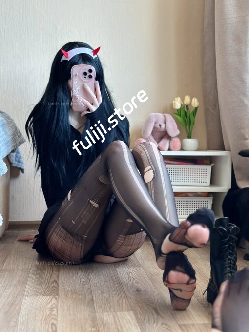 Fansly极品萝莉『zzzsunvi』粉嫩乳头美腿丝足 【4.3G】