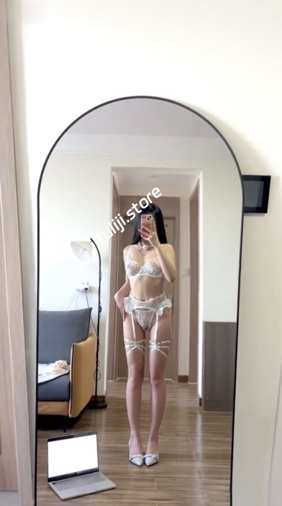 绝版已退圈顶流福利姬【情场花蝴蝶/Suuuul7】收费私密群资源【28.1G】